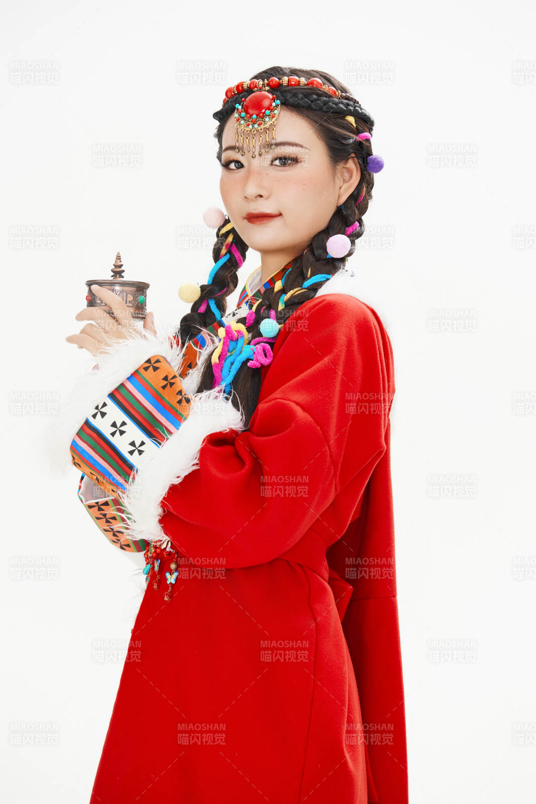 身穿藏族服饰的亚洲女性图片