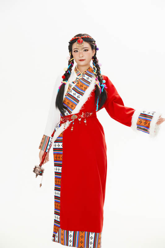 身穿藏族服饰的亚洲女性图片