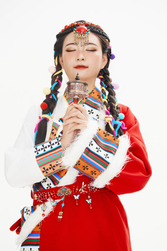 身穿藏族服饰的亚洲女性图片