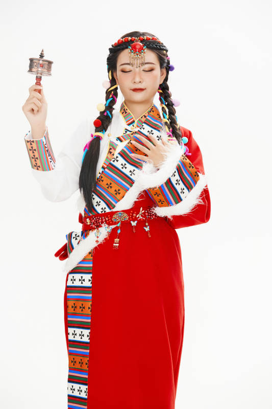 身穿藏族服饰的亚洲女性图片