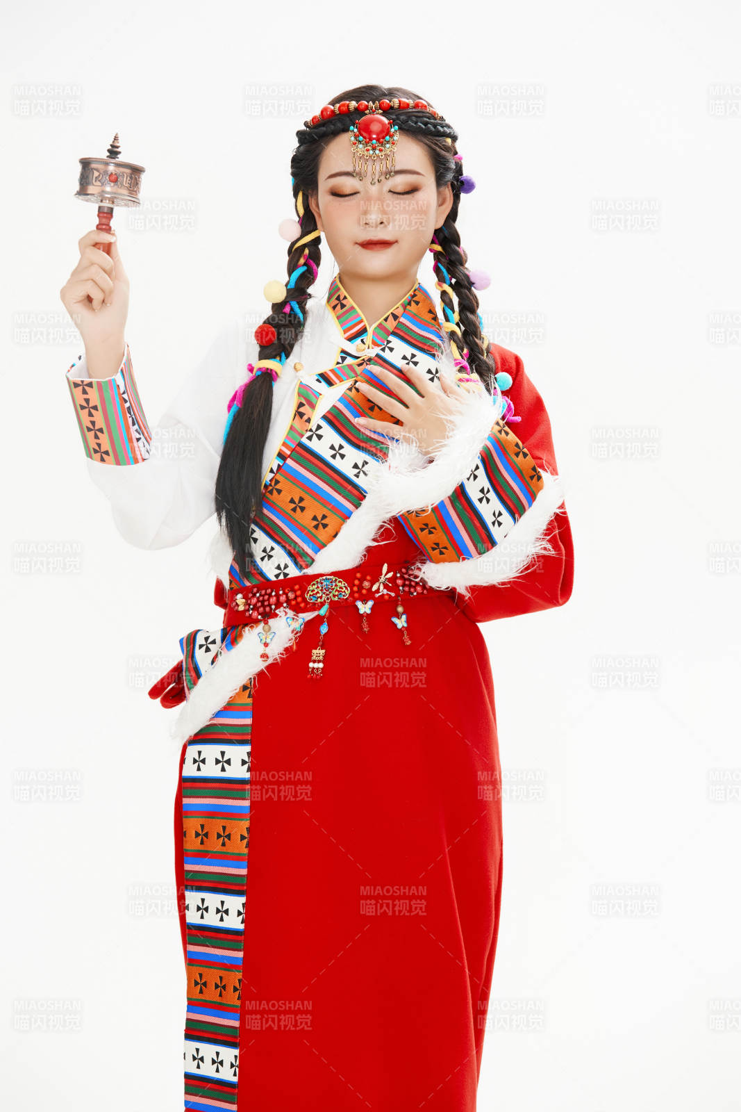 身穿藏族服饰的亚洲女性图片