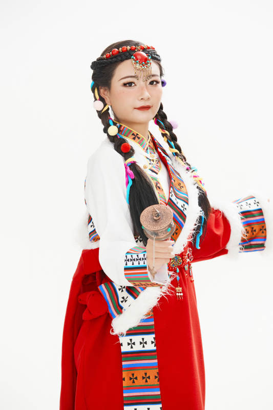 身穿藏族服饰的亚洲女性图片