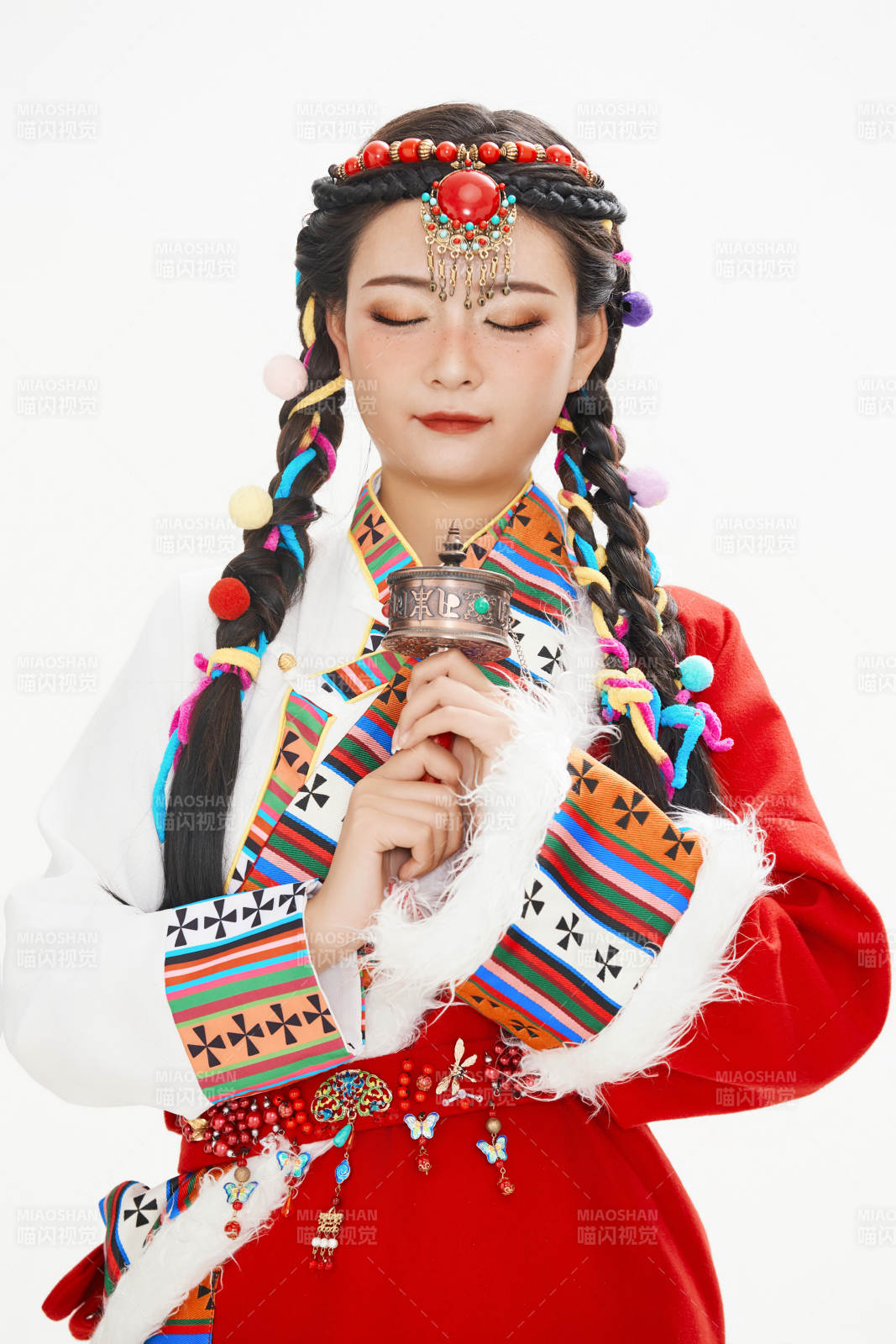 身穿藏族服饰的亚洲女性图片