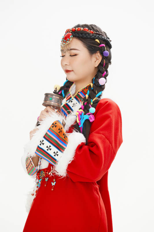 身穿藏族服饰的亚洲女性图片