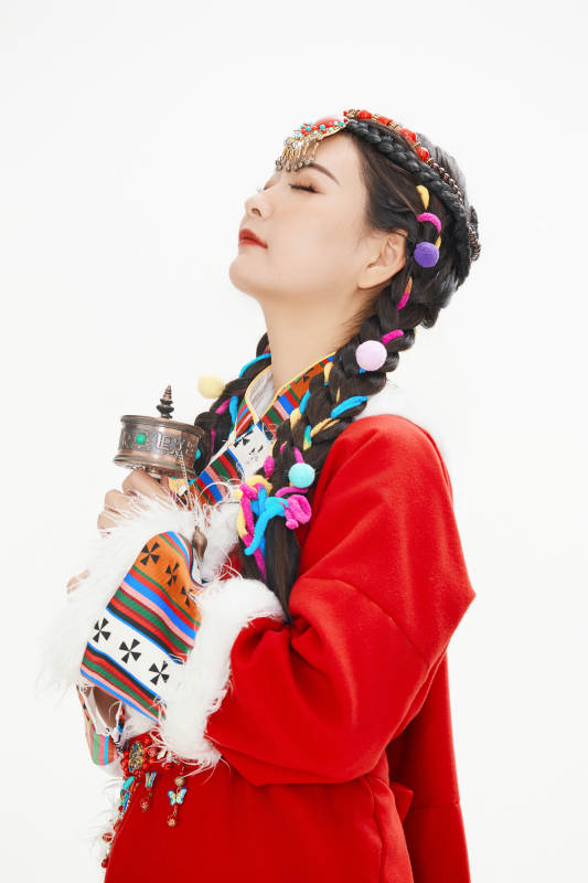 身穿藏族服饰的亚洲女性图片