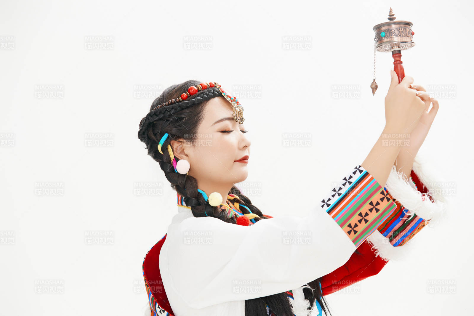 身穿藏族服饰的亚洲女性图片