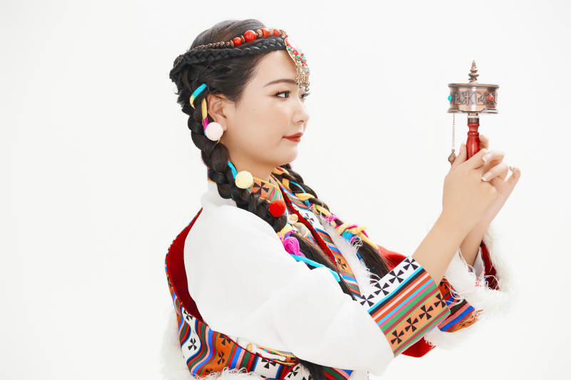 身穿藏族服饰的亚洲女性图片