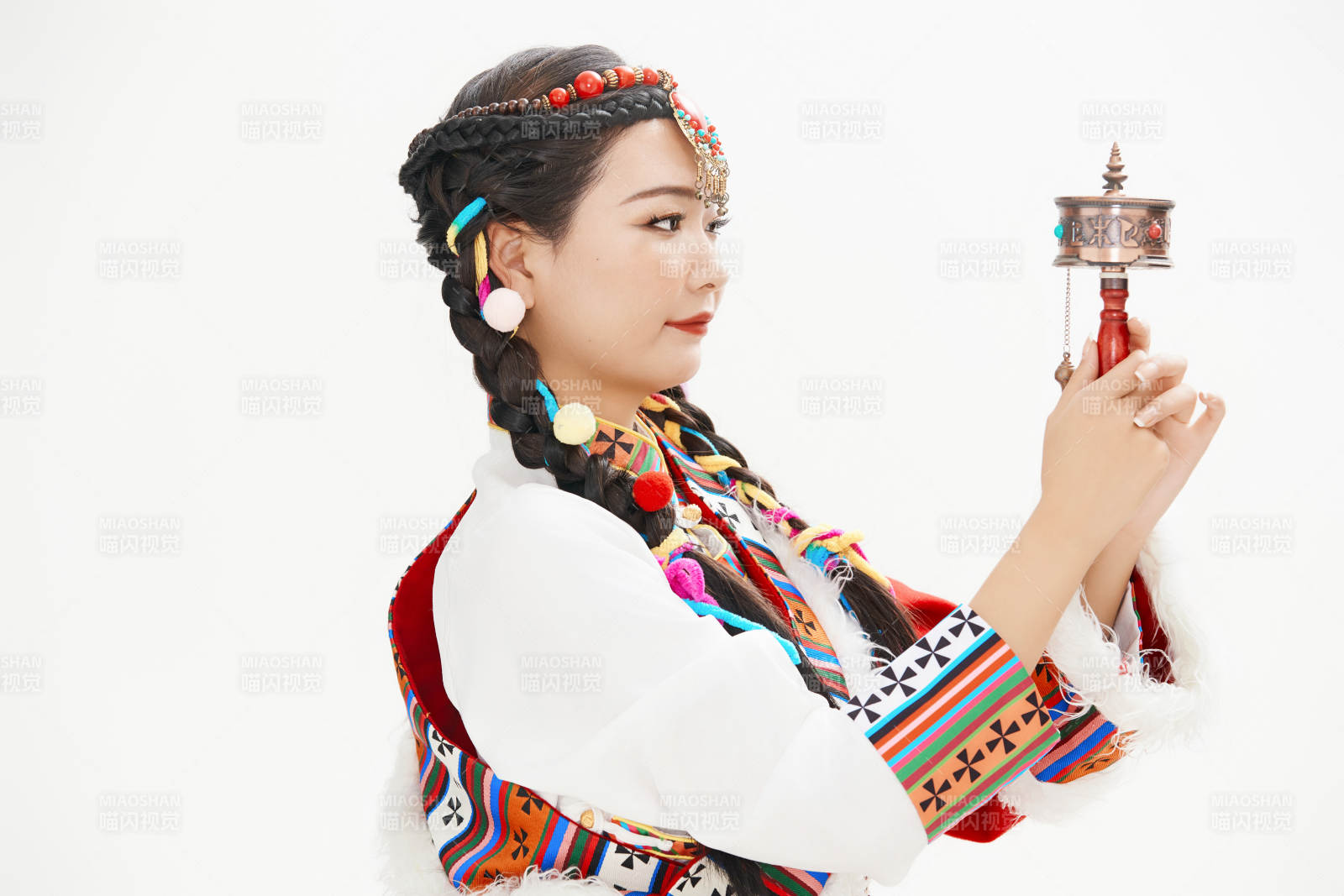 身穿藏族服饰的亚洲女性图片