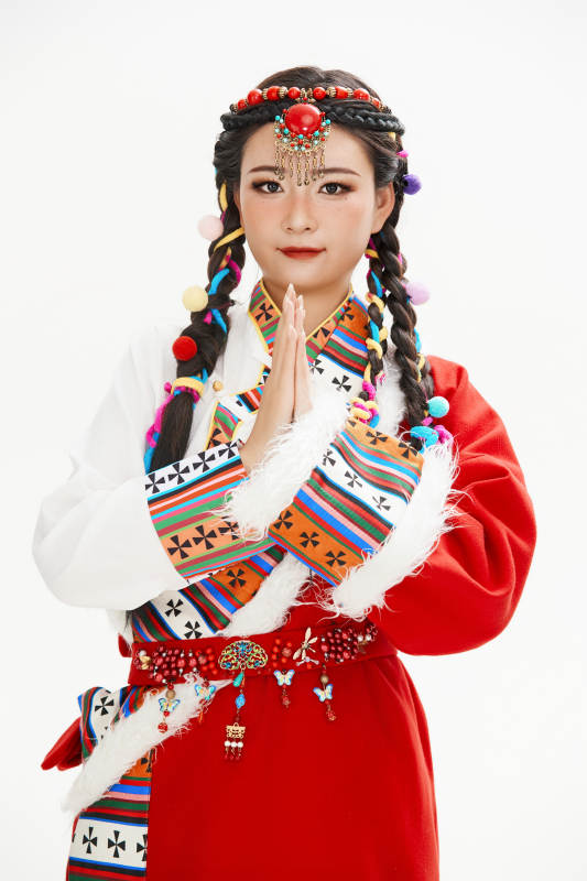 身穿藏族服饰的亚洲女性图片