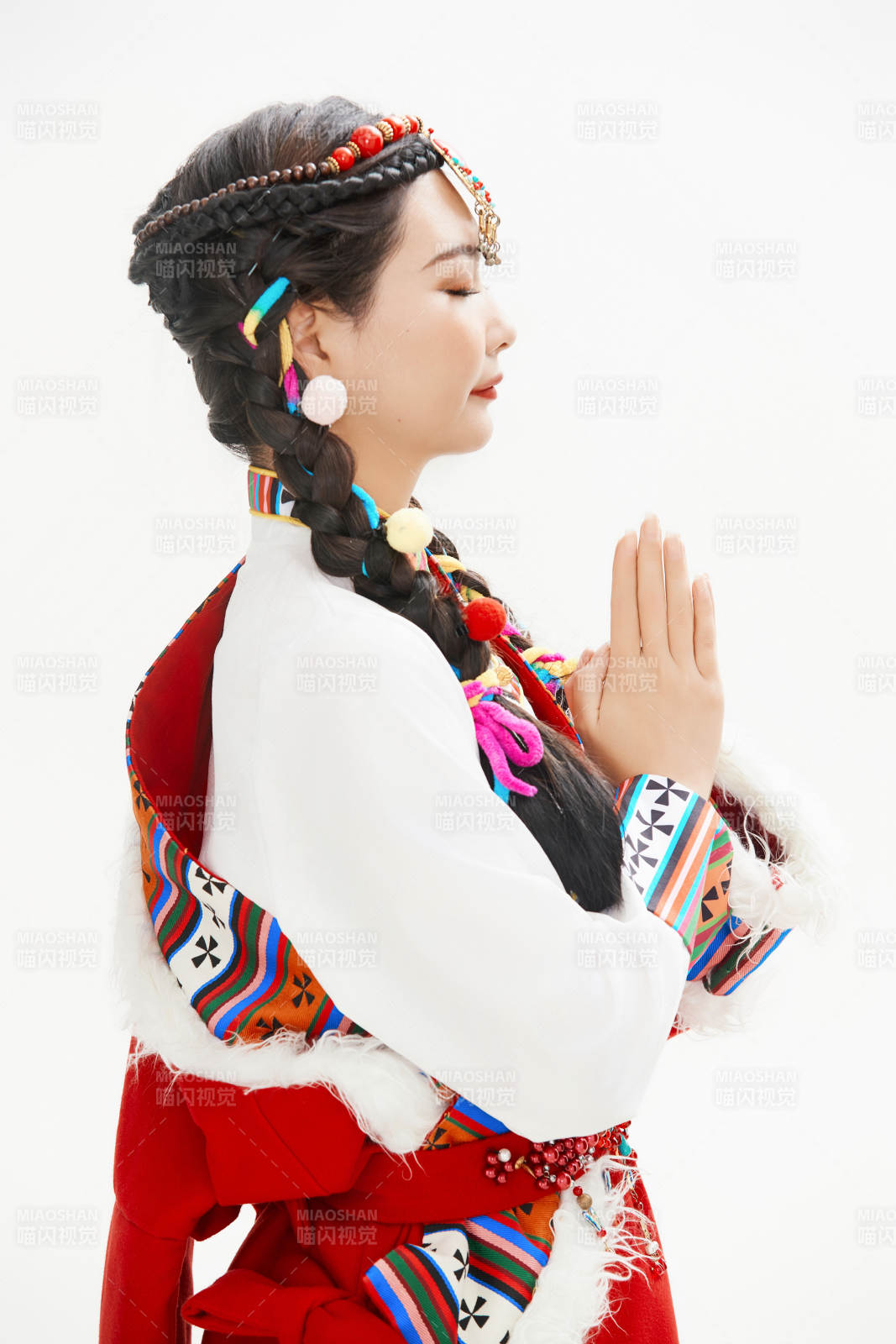 身穿藏族服饰的亚洲女性图片