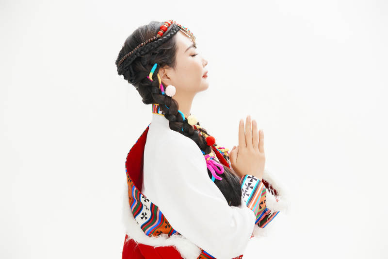 身穿藏族服饰的亚洲女性图片