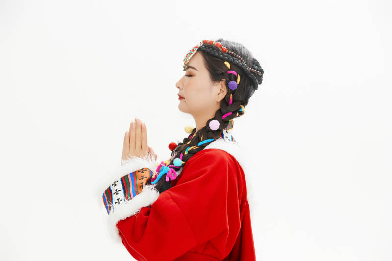 身穿藏族服饰的亚洲女性图片