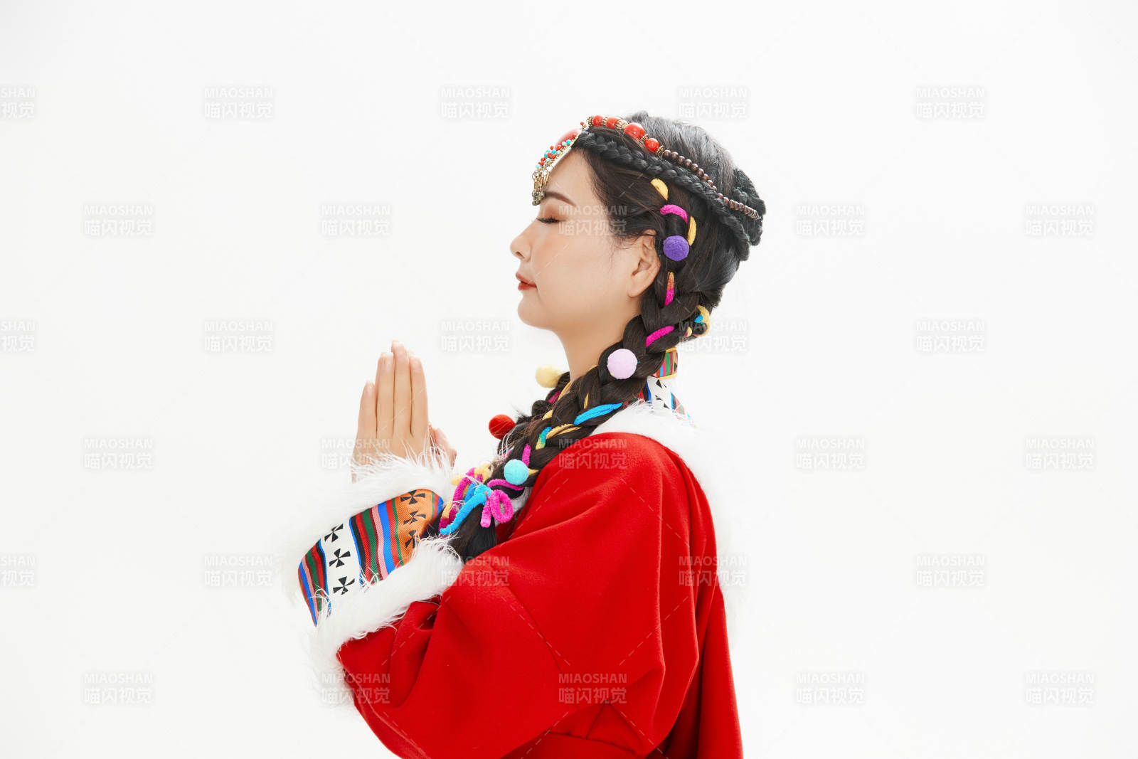 身穿藏族服饰的亚洲女性图片