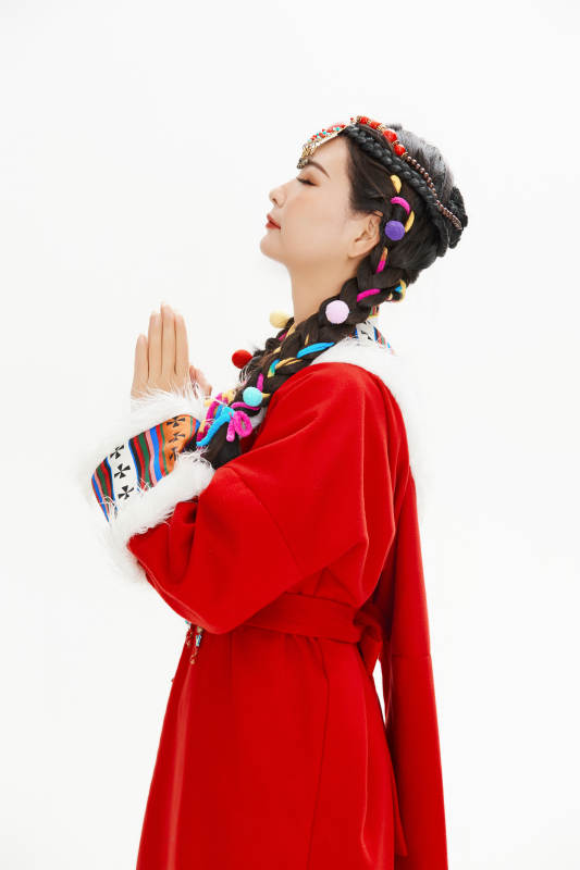 身穿藏族服饰的亚洲女性图片