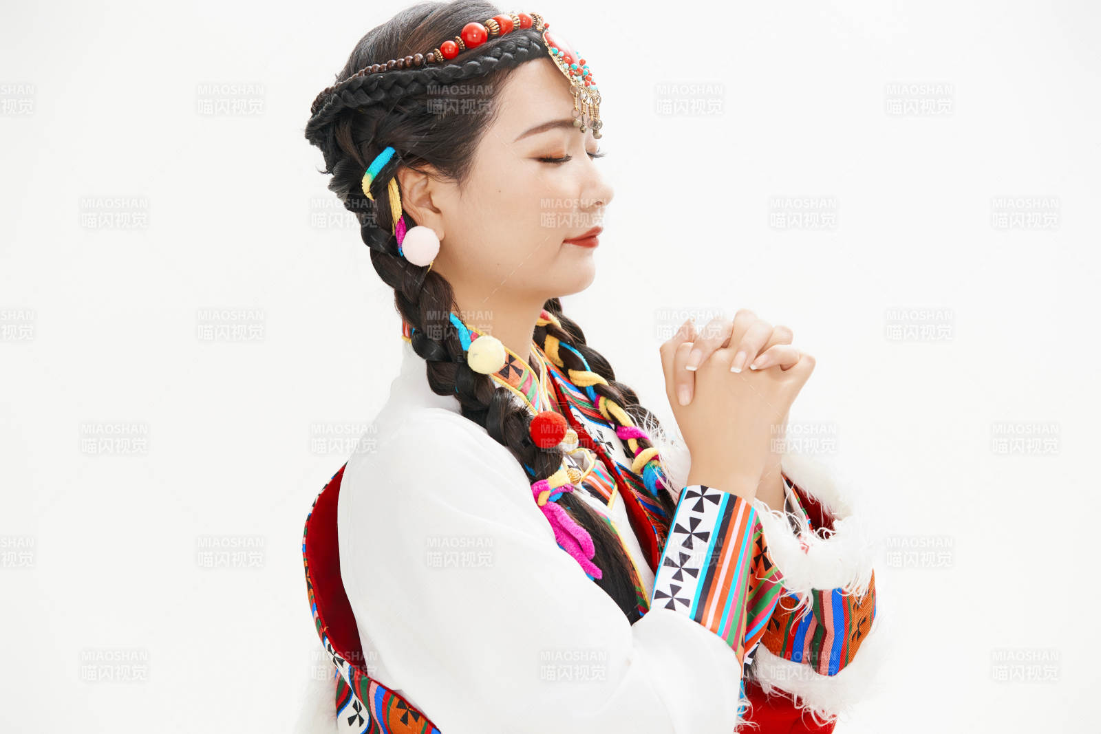 身穿藏族服饰的亚洲女性图片