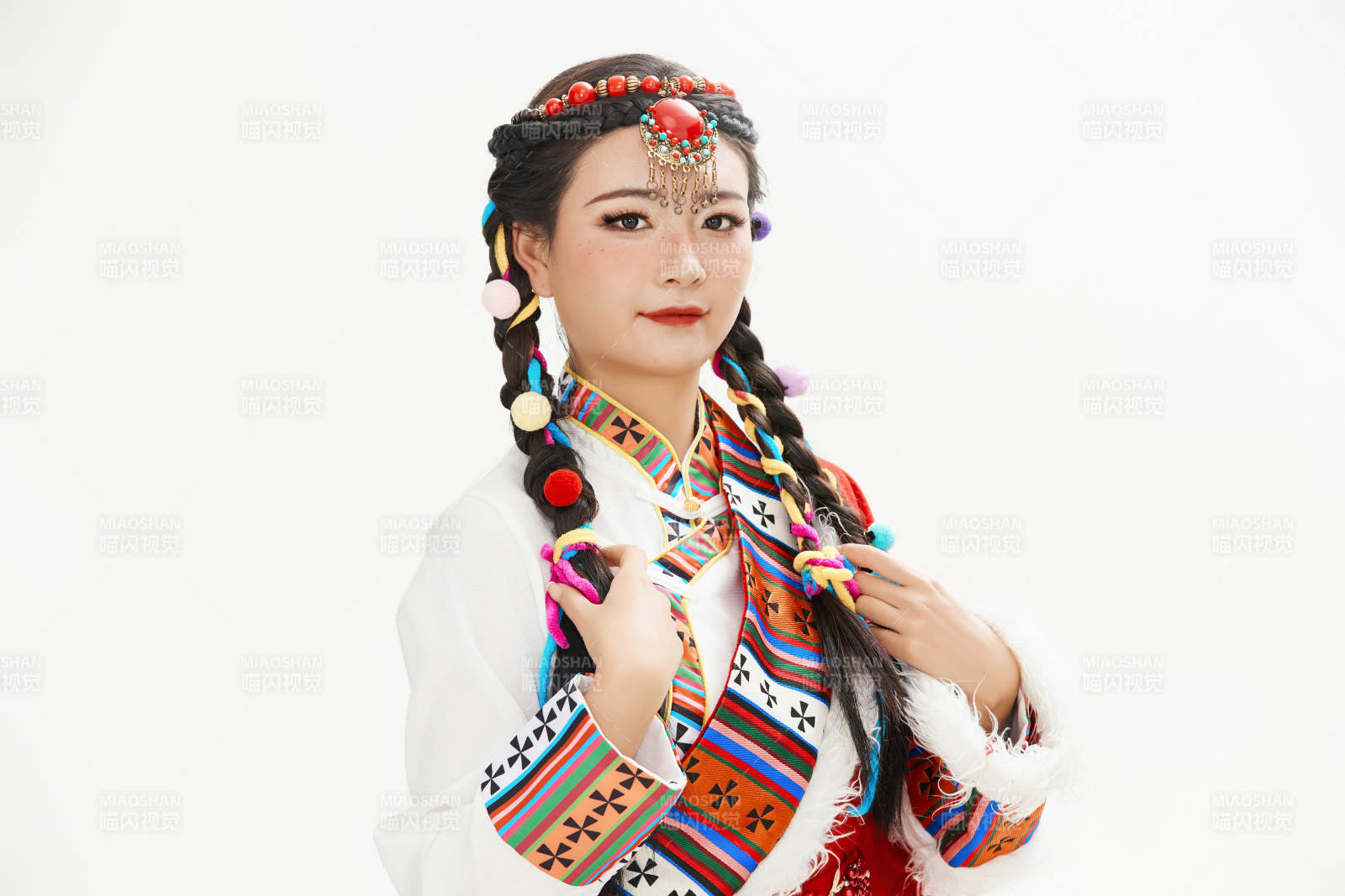 身穿藏族服饰的亚洲女性图片