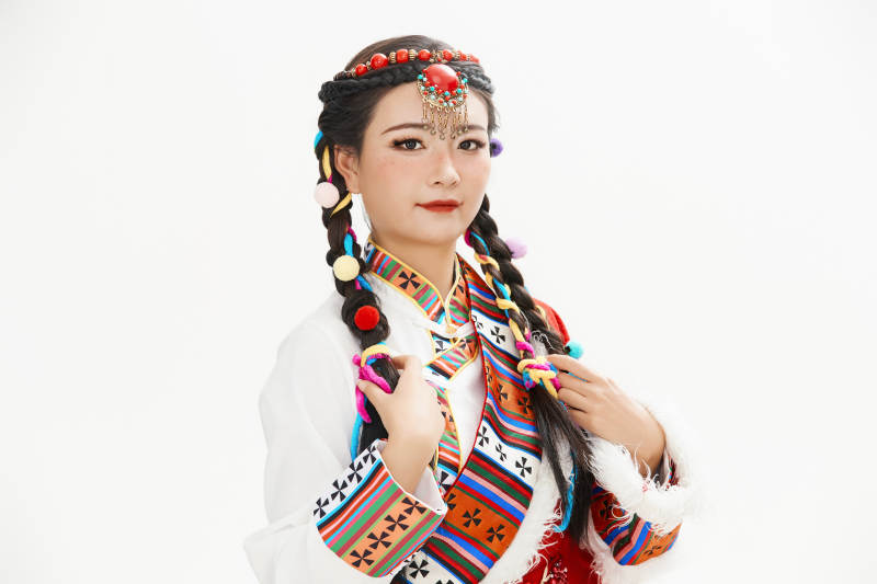 身穿藏族服饰的亚洲女性图片