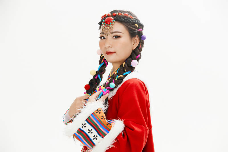 身穿藏族服饰的亚洲女性图片