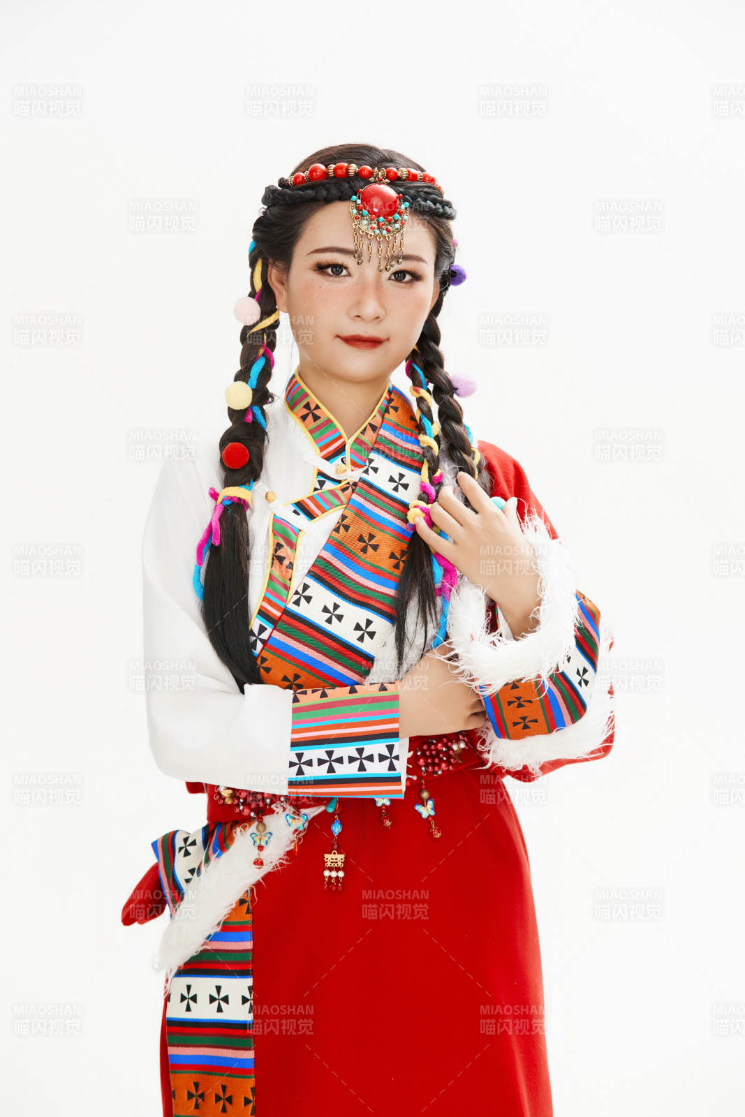 身穿藏族服饰的亚洲女性图片