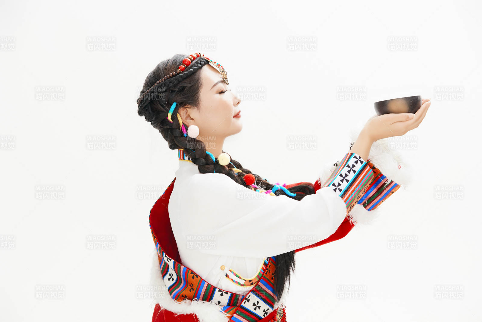 身穿藏族服饰的亚洲女性图片