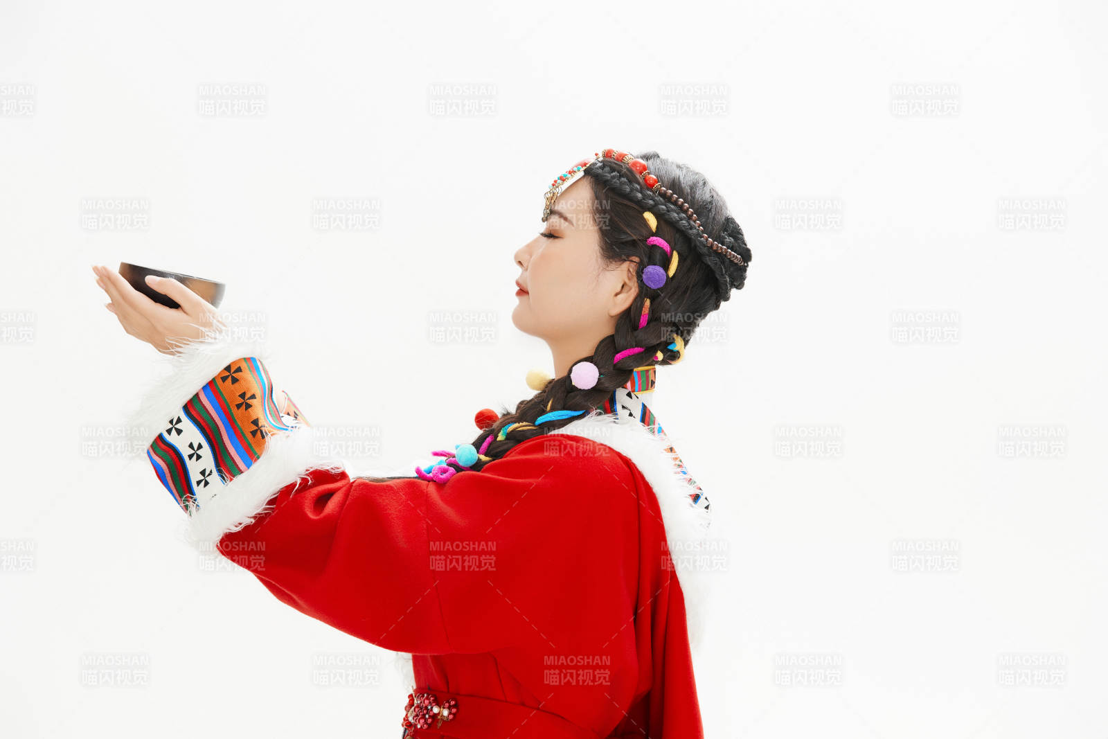 身穿藏族服饰的亚洲女性图片