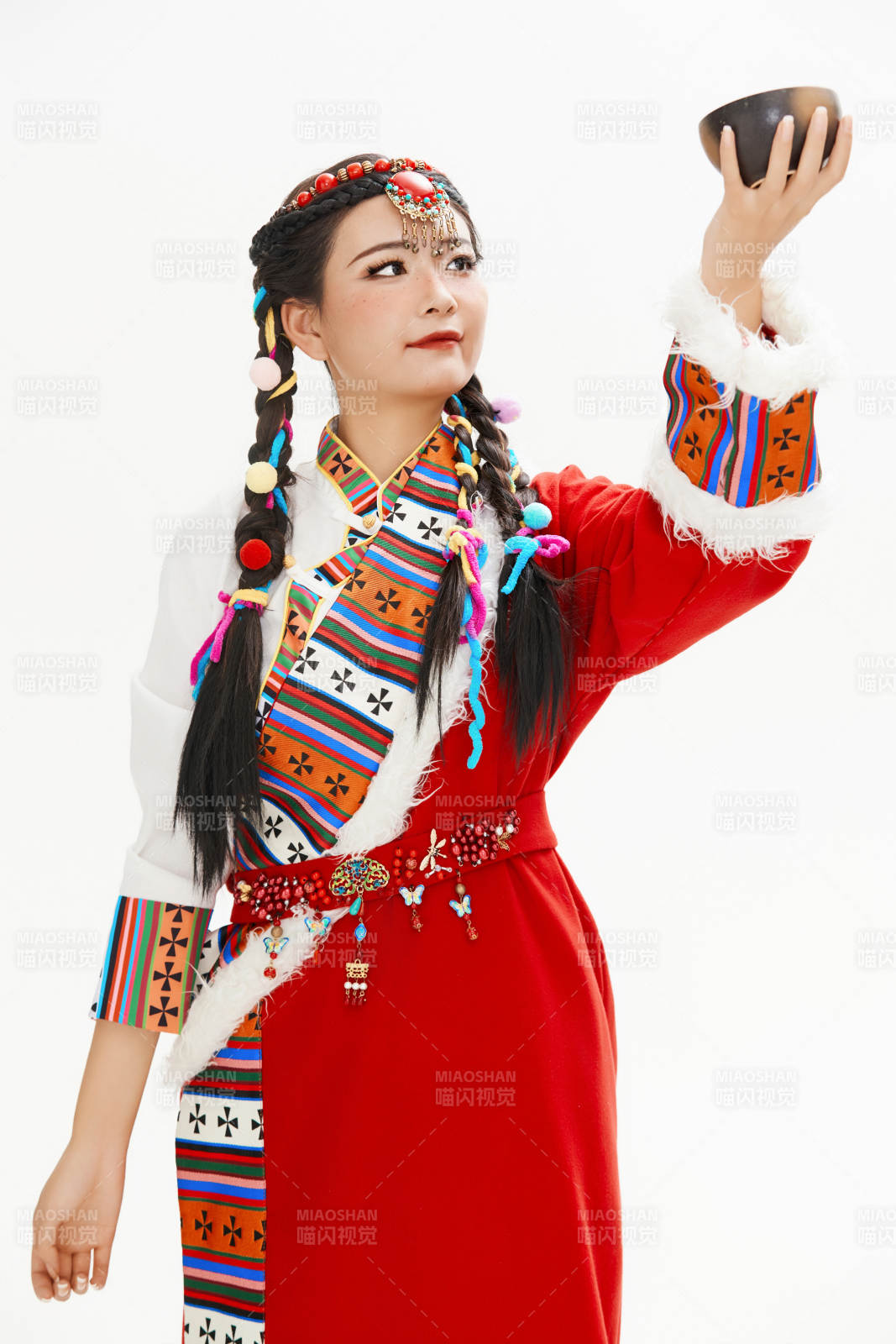 身穿藏族服饰的亚洲女性图片