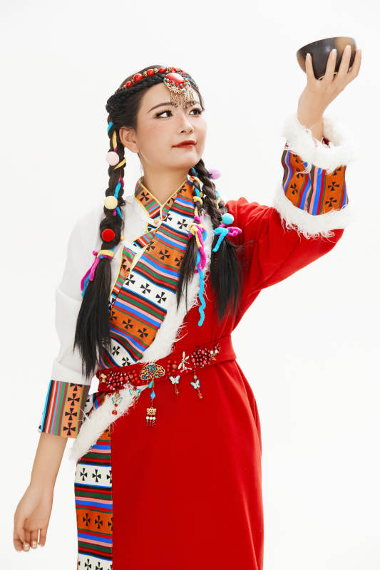 身穿藏族服饰的亚洲女性图片
