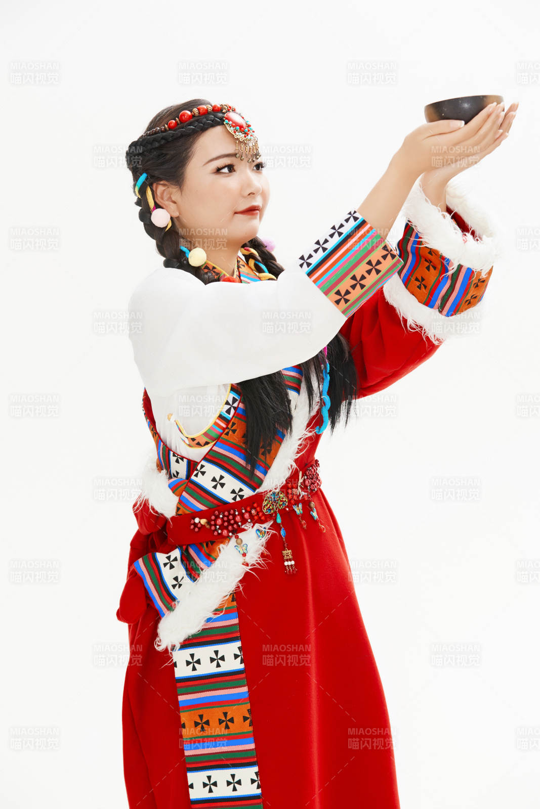 身穿藏族服饰的亚洲女性图片