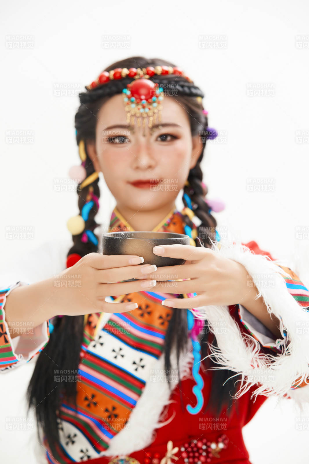 身穿藏族服饰的亚洲女性图片