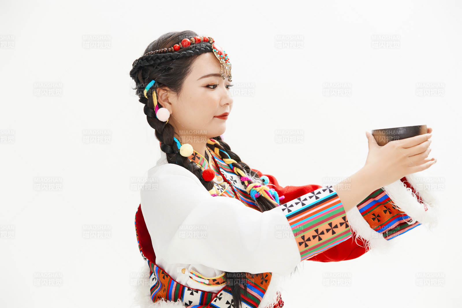 身穿藏族服饰的亚洲女性图片