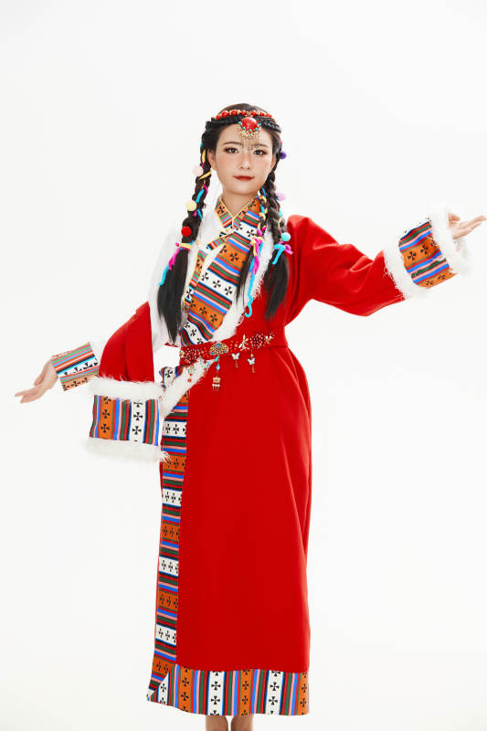 身穿藏族服饰的亚洲女性图片