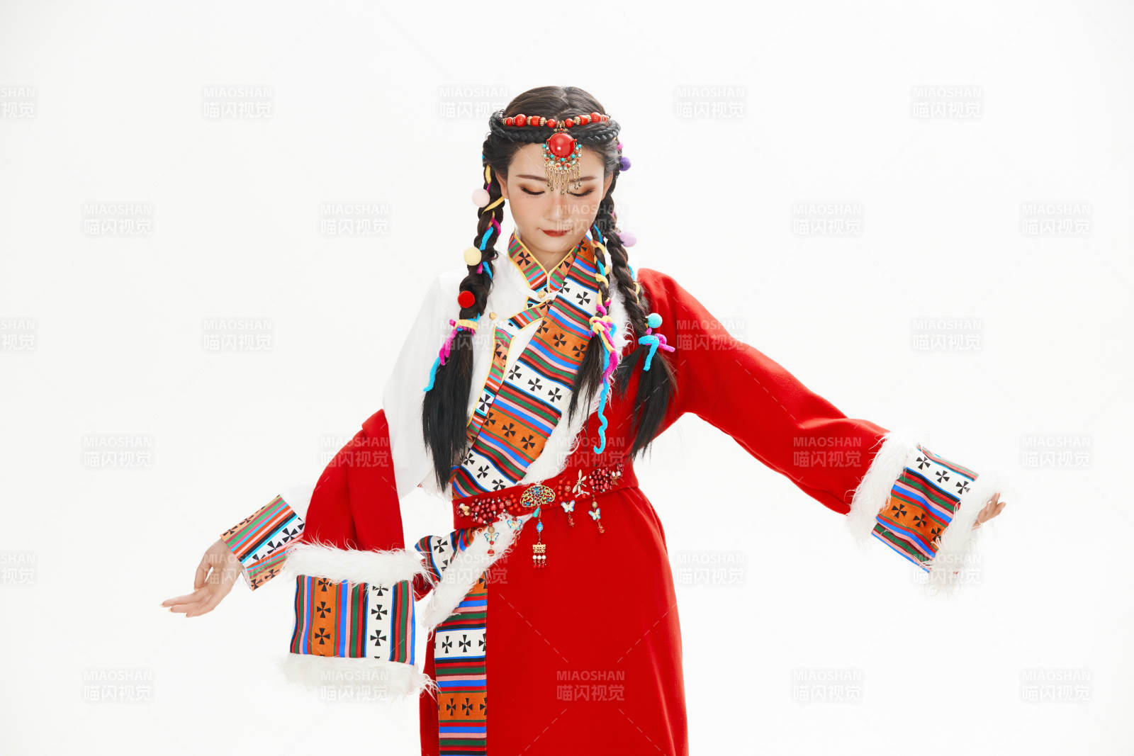 身穿藏族服饰的亚洲女性图片