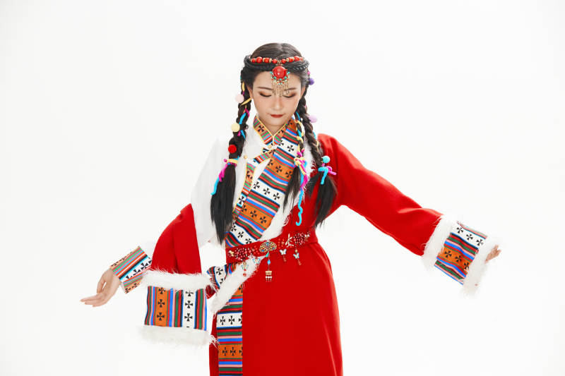 身穿藏族服饰的亚洲女性图片