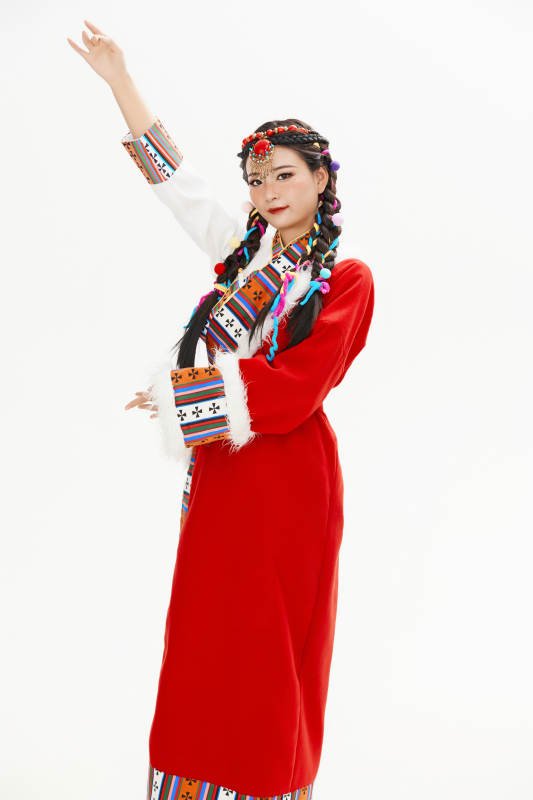 身穿藏族服饰的亚洲女性图片