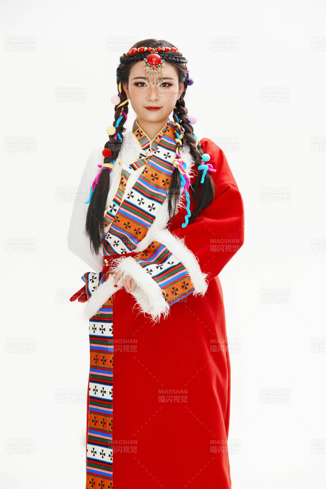 身穿藏族服饰的亚洲女性图片