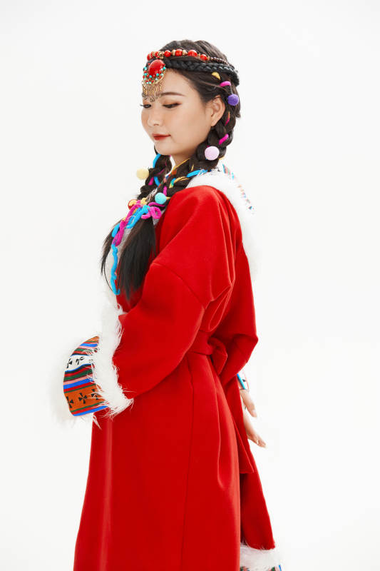 身穿藏族服饰的亚洲女性图片