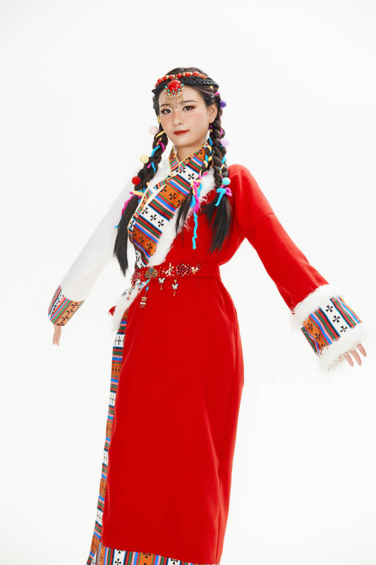 身穿藏族服饰的亚洲女性图片