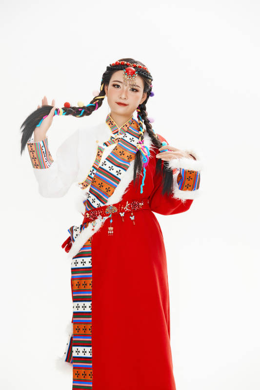 身穿藏族服饰的亚洲女性图片