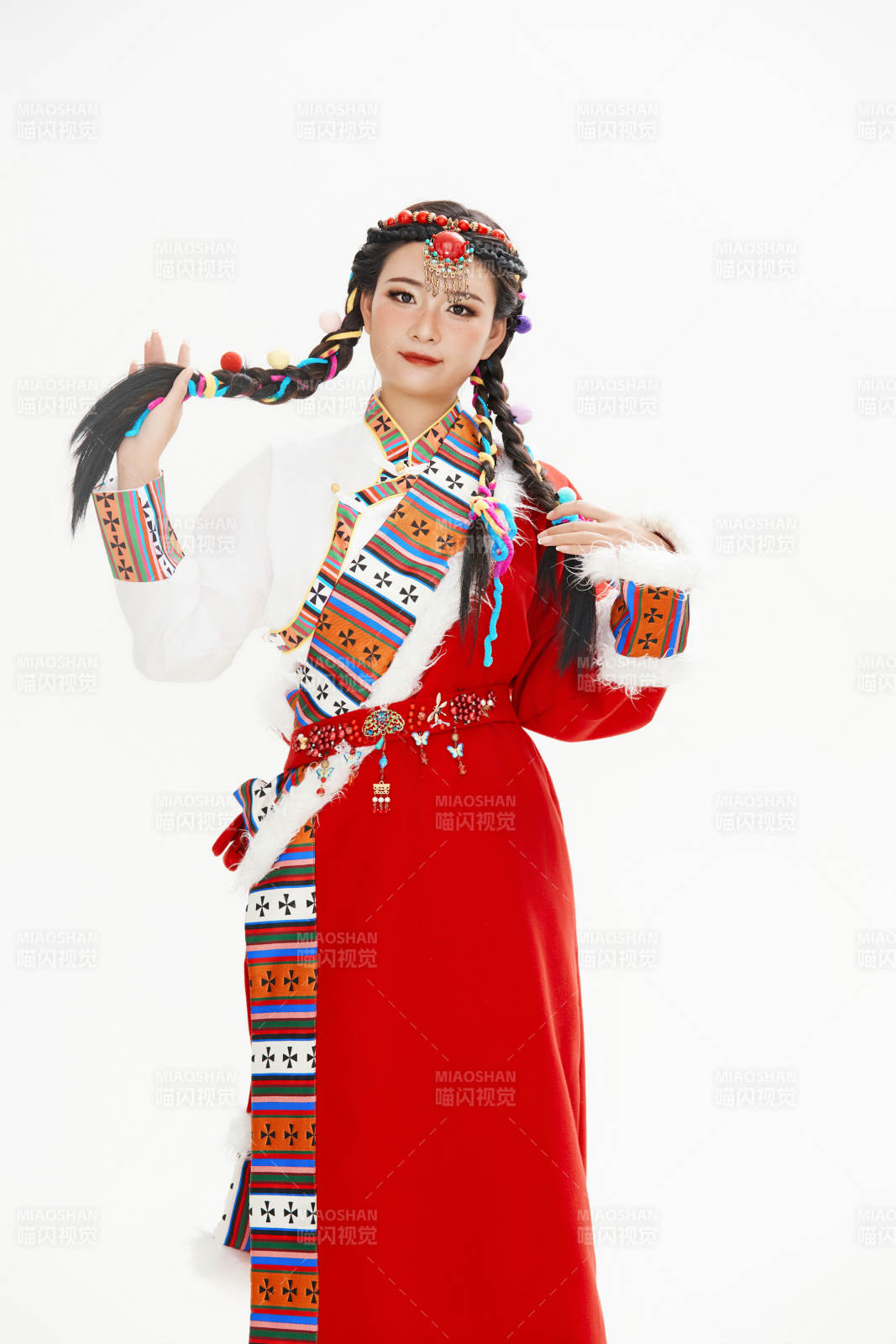 身穿藏族服饰的亚洲女性图片