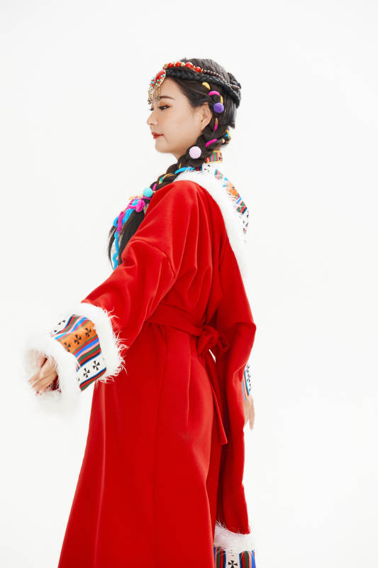 身穿藏族服饰的亚洲女性图片