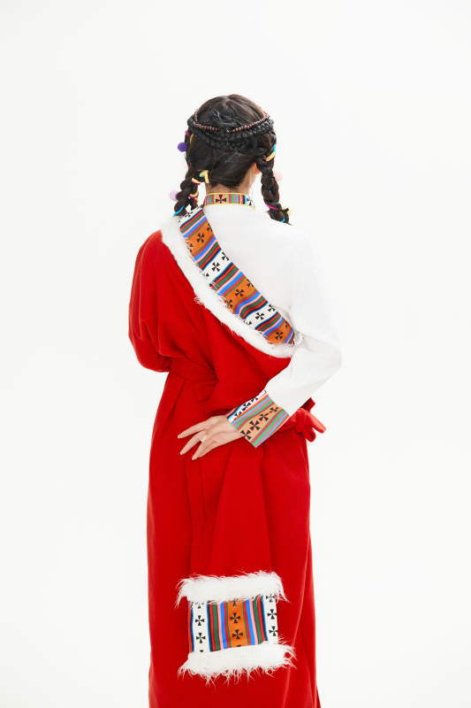 身穿藏族服饰的亚洲女性图片