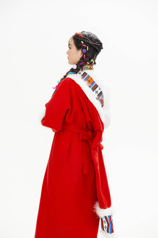 身穿藏族服饰的亚洲女性图片