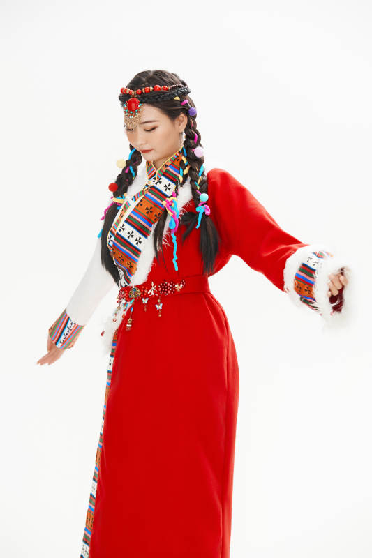 身穿藏族服饰的亚洲女性图片