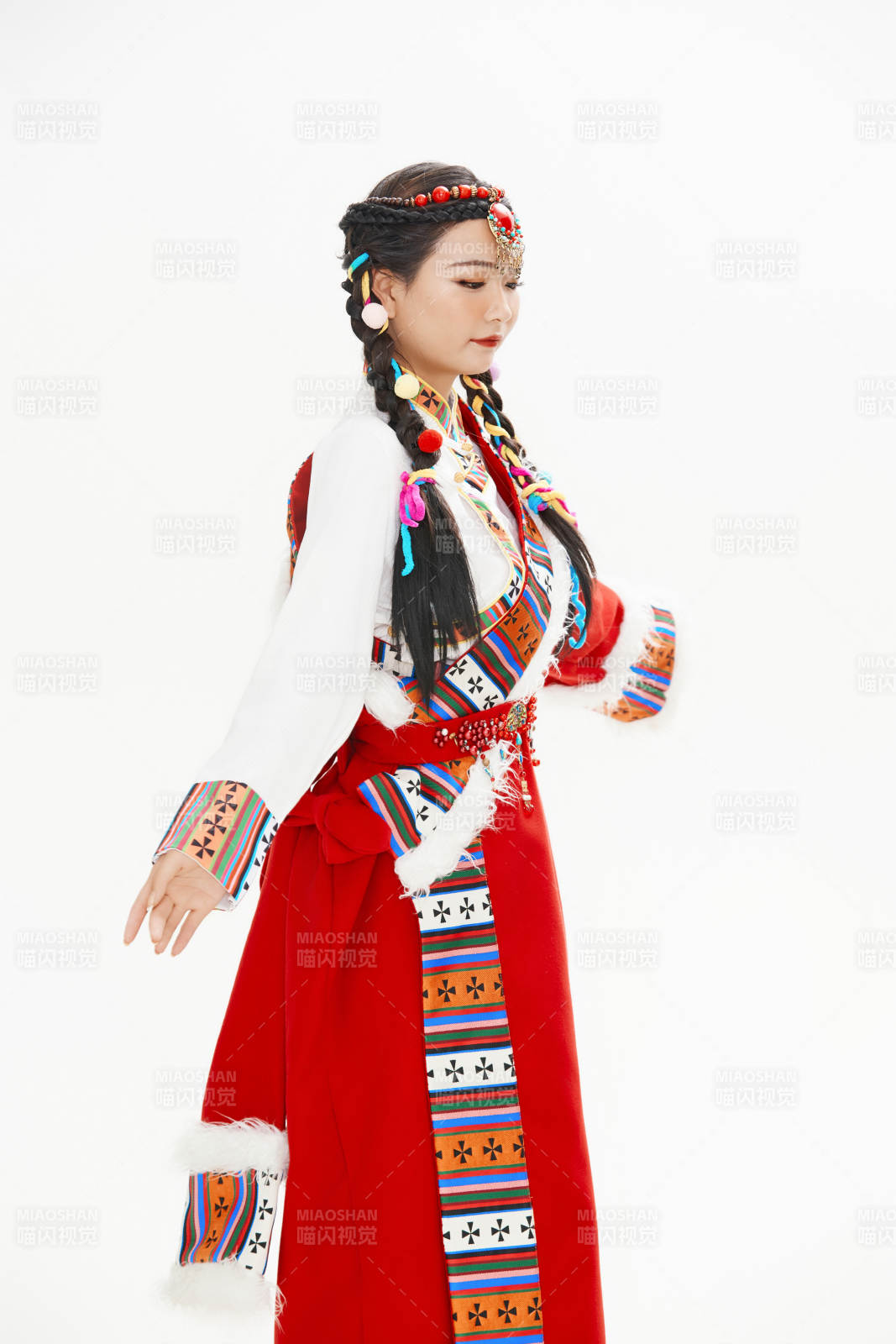 身穿藏族服饰的亚洲女性图片