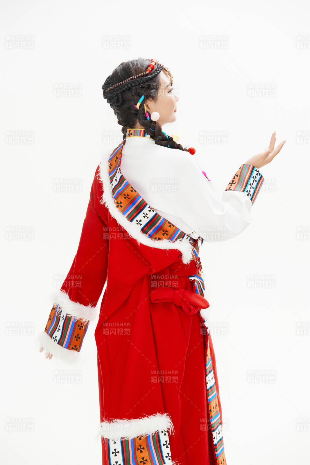 身穿藏族服饰的亚洲女性图片