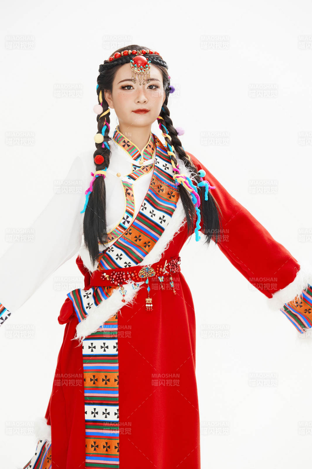 身穿藏族服饰的亚洲女性图片