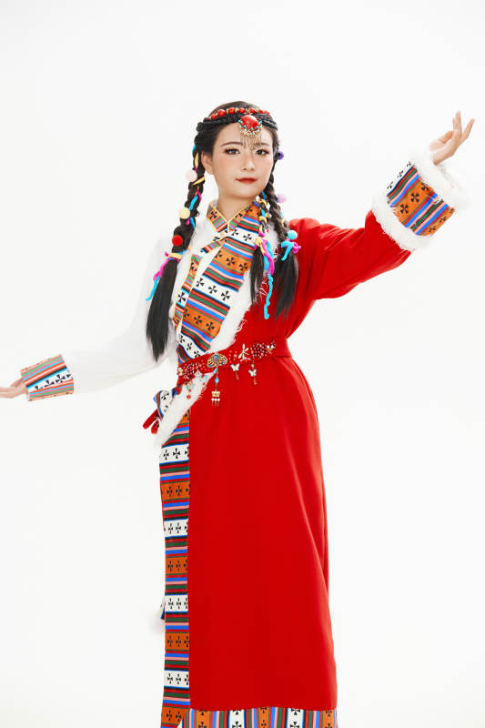 身穿藏族服饰的亚洲女性图片