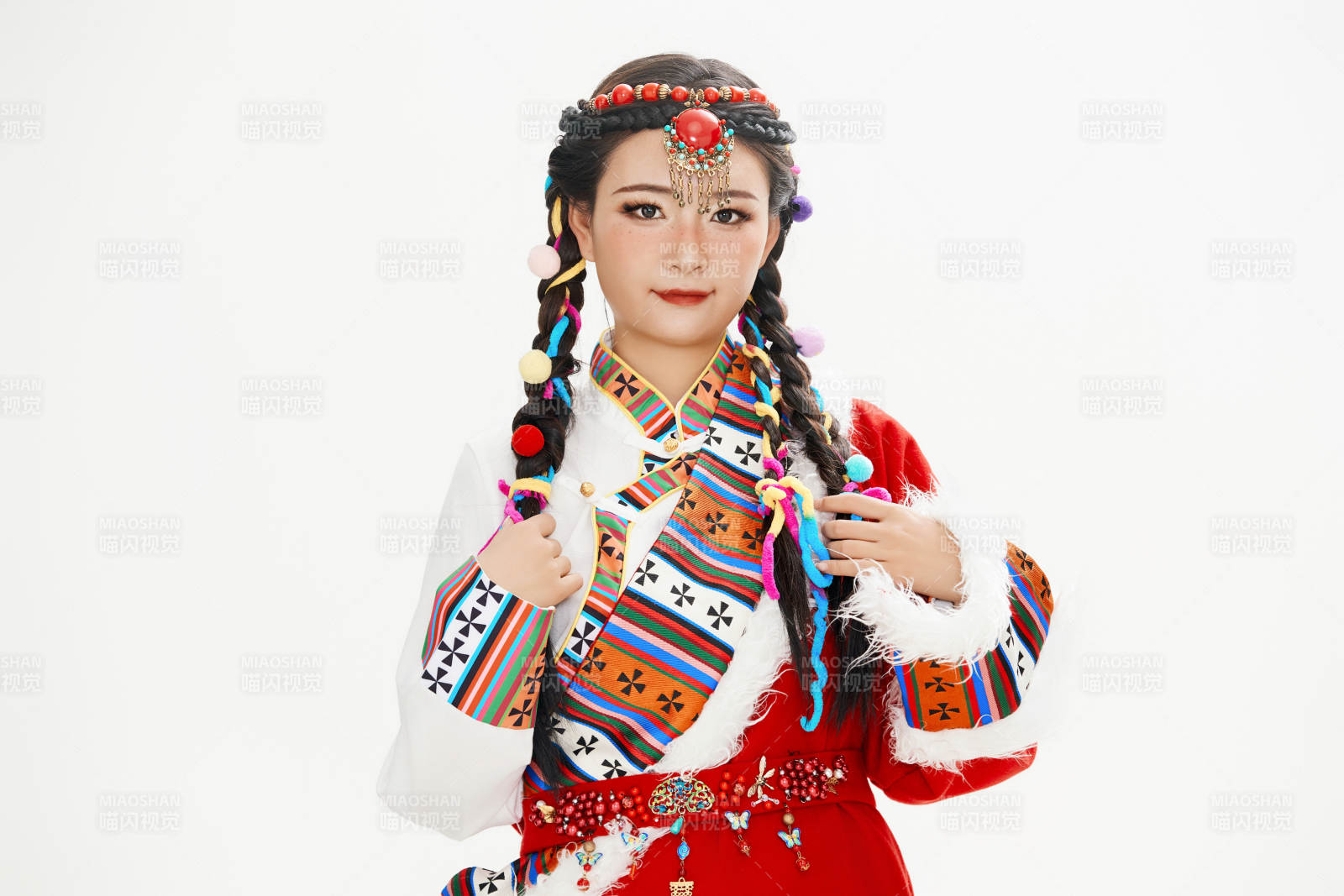 身穿藏族服饰的亚洲女性图片