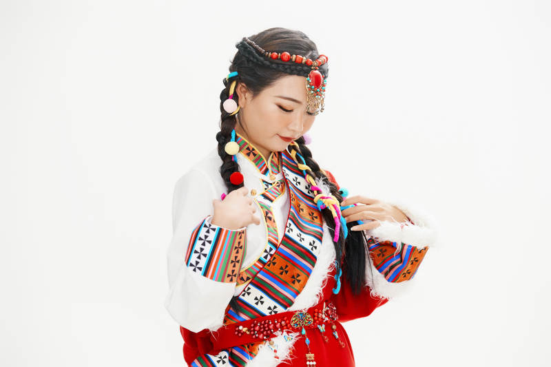 身穿藏族服饰的亚洲女性图片