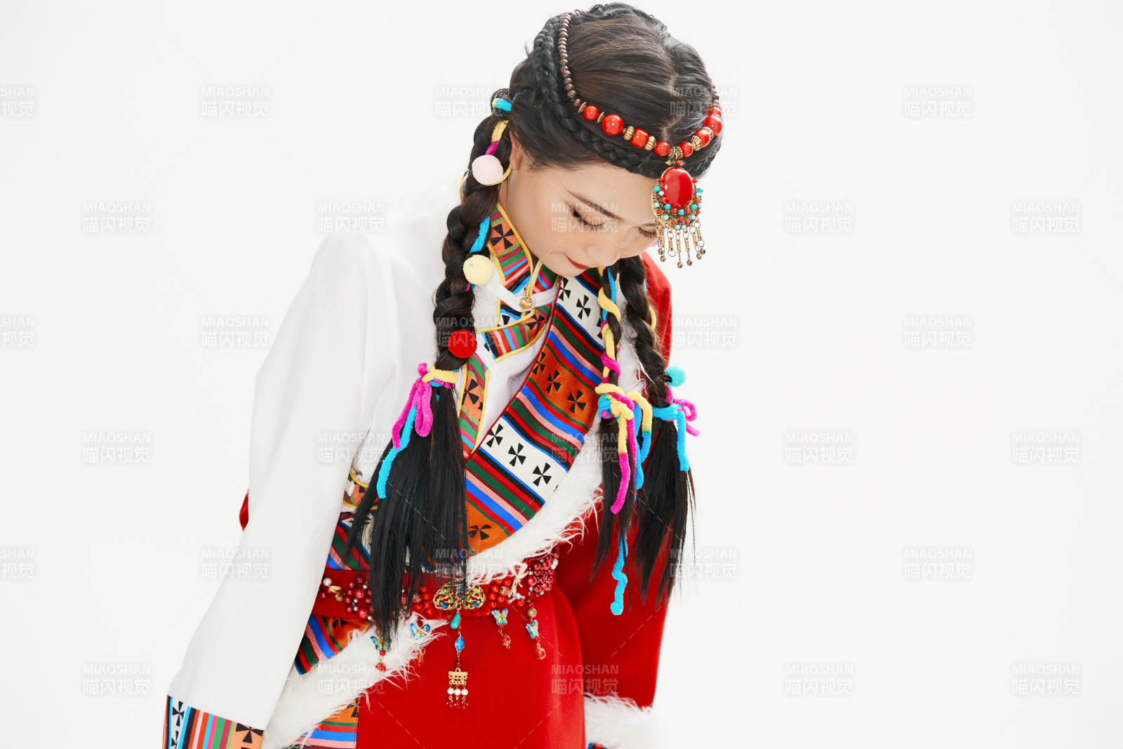 身穿藏族服饰的亚洲女性图片